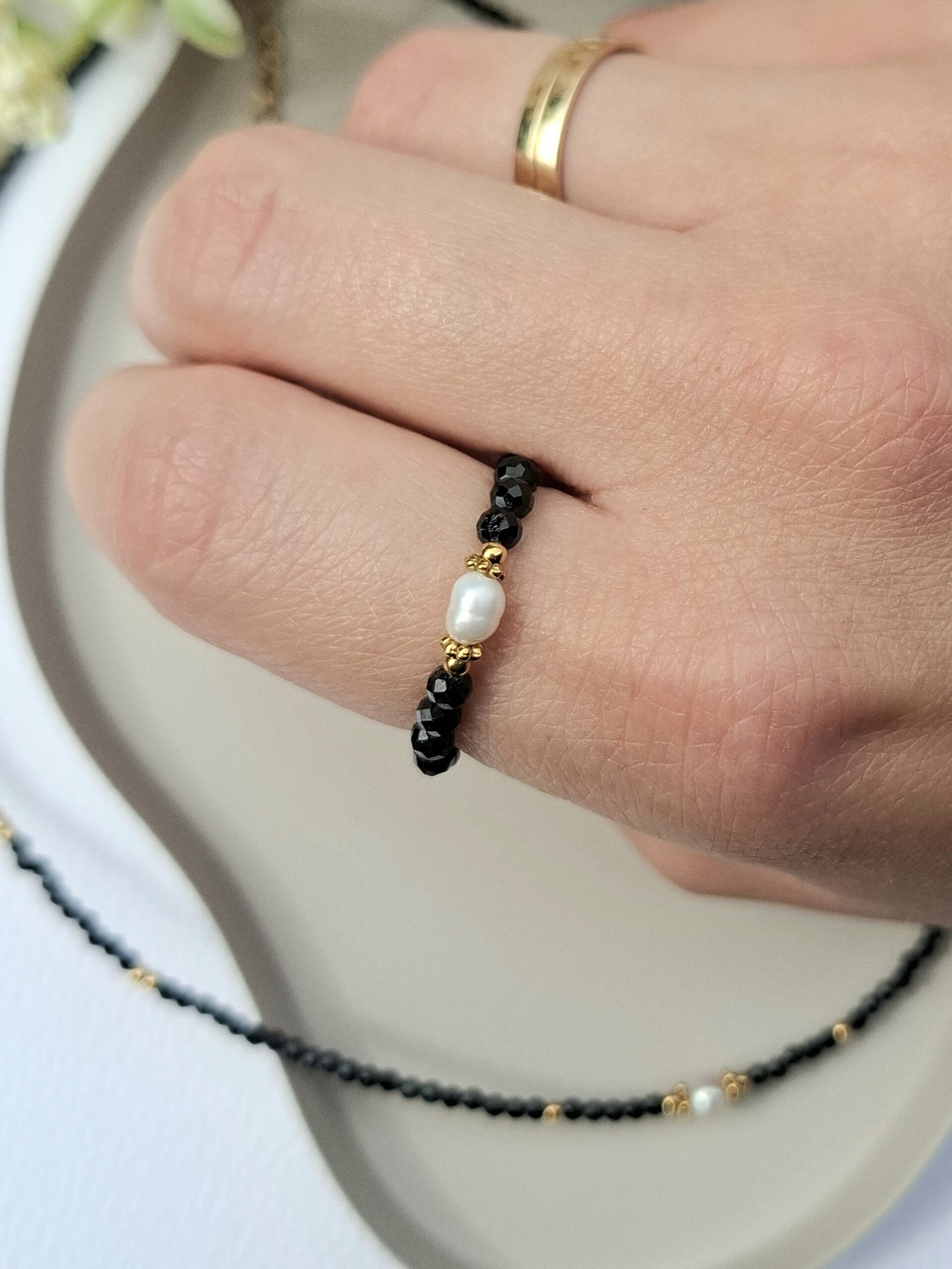 pierścionek spinel i perła słodkowodna pierścionek spinel i perła słodkowodna